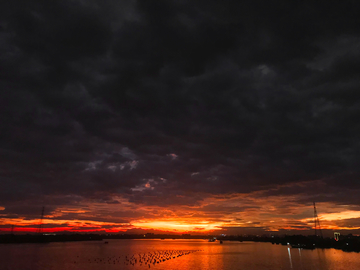 西方天际露出来的一抹夕阳