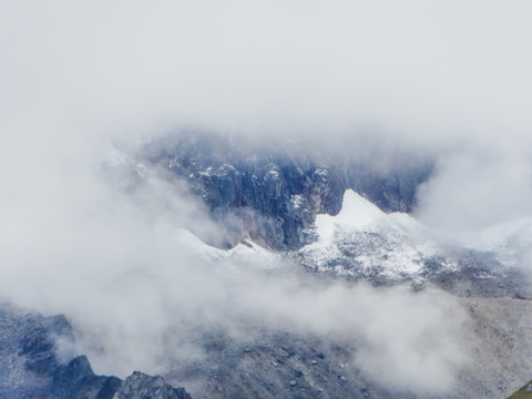 云霧雪山