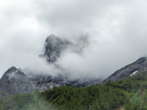 云霧群山