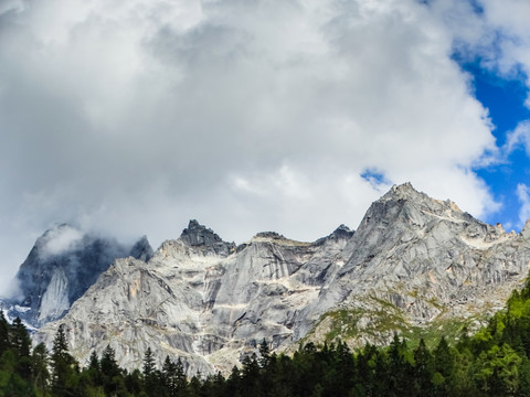 云雾群山