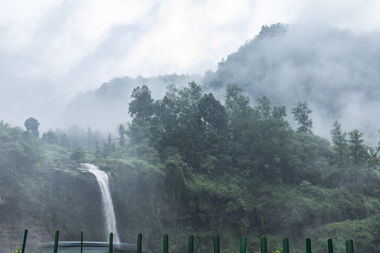 高山云雾瀑布