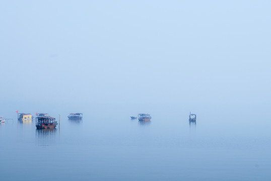 雾中东湖美景