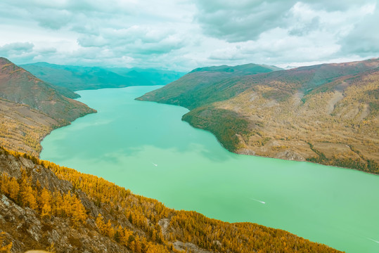 喀纳斯湖秋景