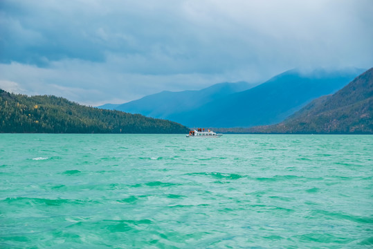 喀纳斯湖秋景