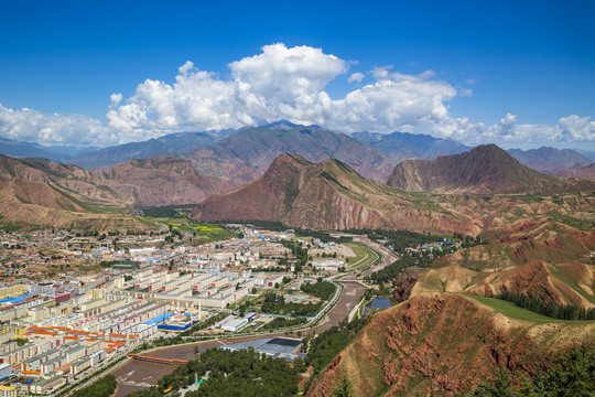 青海祁连县城全景