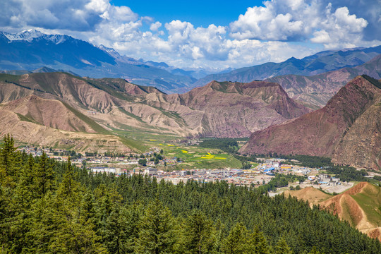 青海祁连县城全景