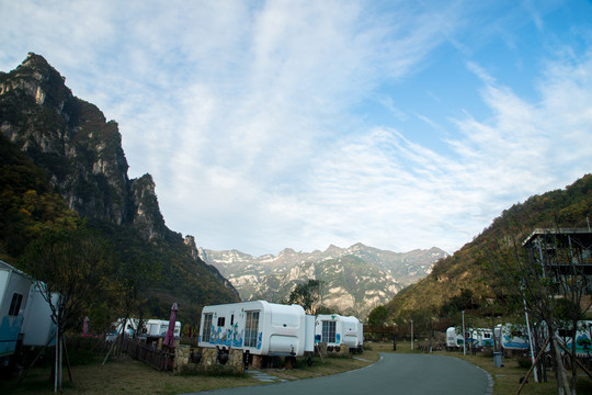 山谷里的房车基地