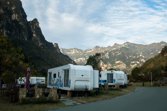 山谷里的房车基地