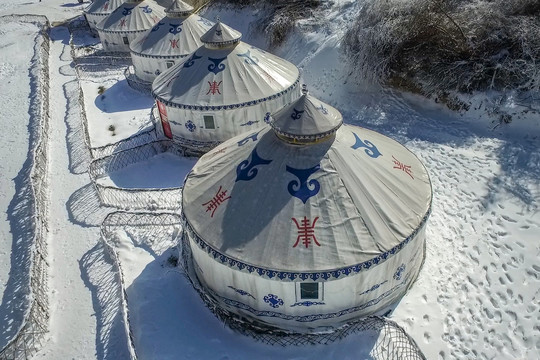 冬天雪地里的蒙古包