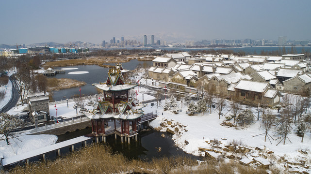 航拍雪后的青岛中国院子