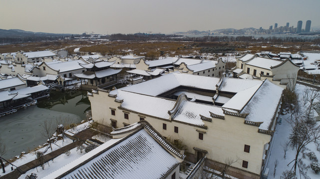 航拍雪后的青岛中国院子