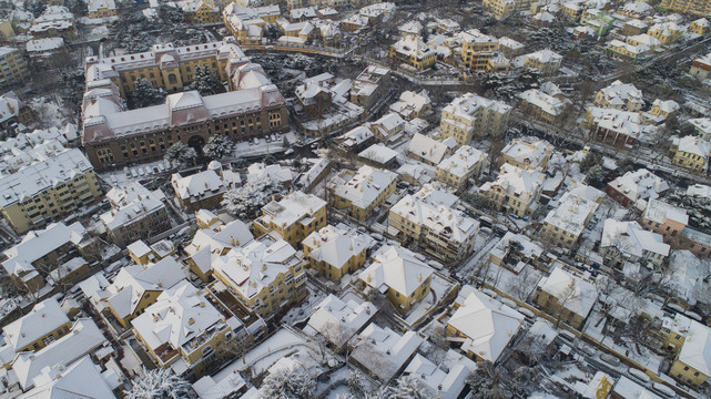 航拍雪后青岛老城区风光