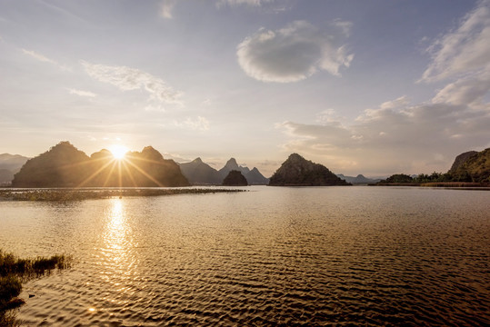 普者黑山峦夕阳光芒