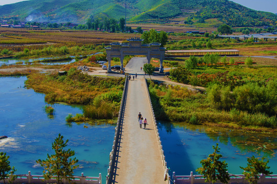 辽阳龙峰寺俯视溪水石桥与山