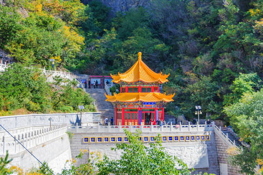 辽阳龙峰寺天龙宫浮雕墙与山体