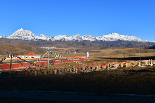 塔公金塔雅拉雪山