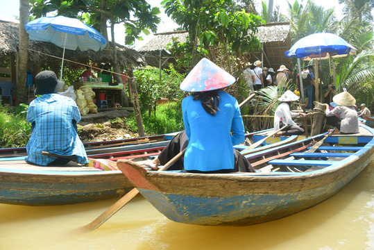 越南湄公游船船工和游客