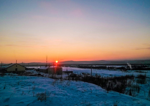 雪地夕阳