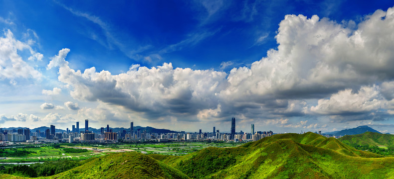 从香港看蓝天白云下的深圳市