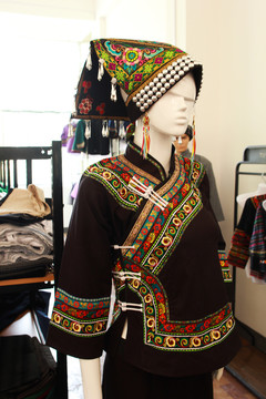 布依族传统妇女服饰