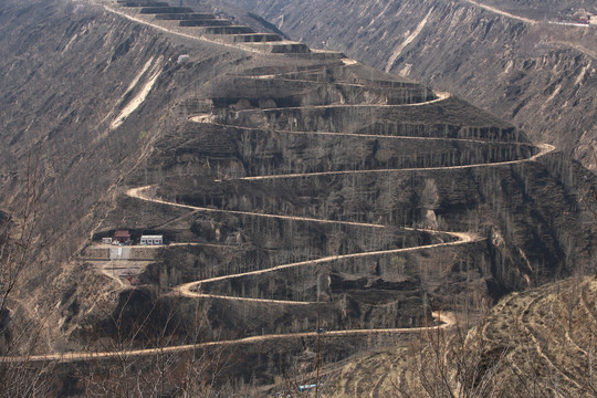 油田井场盘山公路