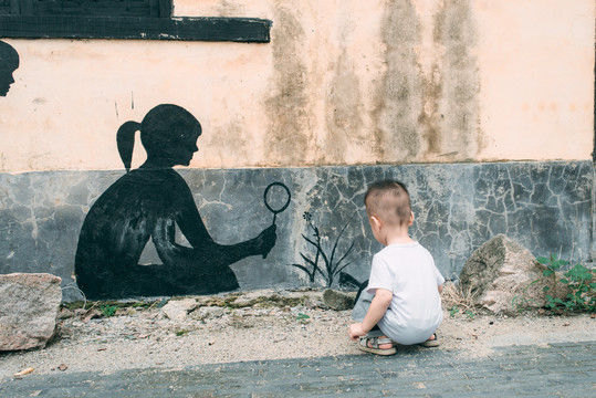 花都洛场村农村小孩和涂鸦玩耍