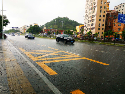 下雨时的城市道路