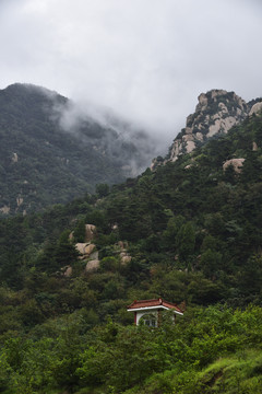 云雾中的山峰