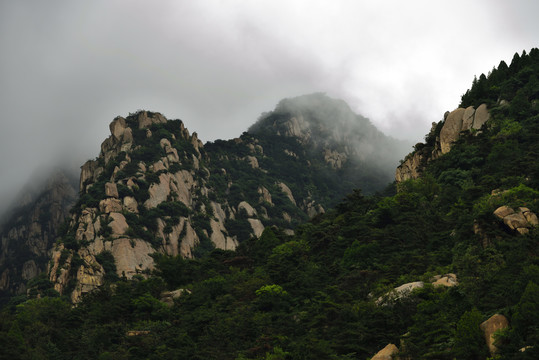 云雾中的山峰