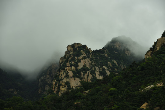 云雾中的山峰