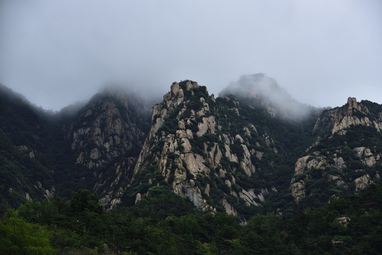 云雾中的山峰