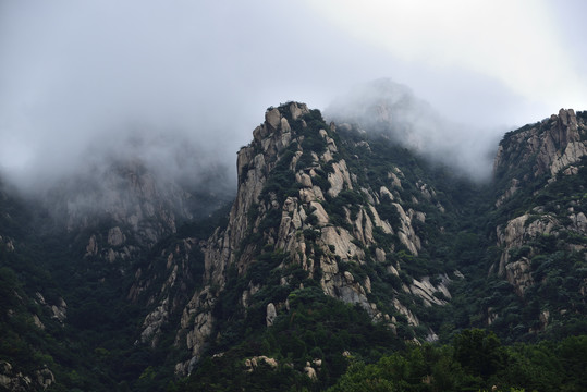 云雾中的山峰