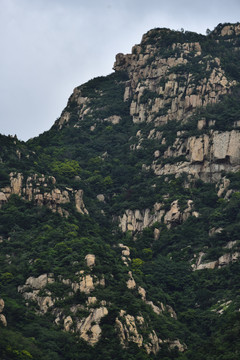 云雾中的山峰