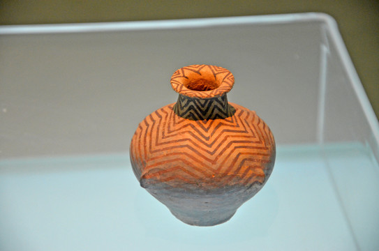 折线纹彩陶壶