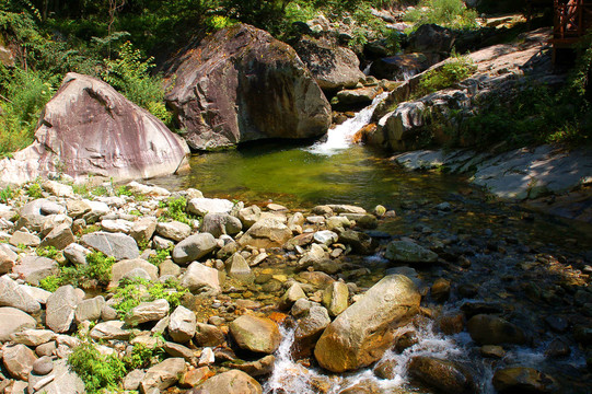 山石潭水