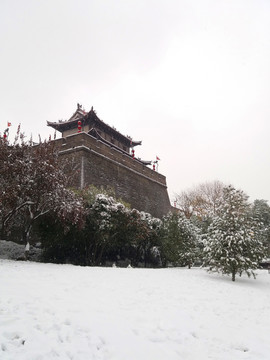 西安古城墙城楼雪景