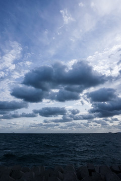 海面上乌云飘