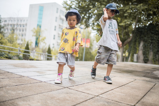 小男孩和小女孩