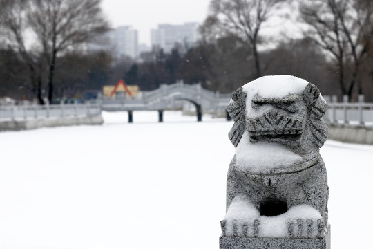 小石狮上的积雪