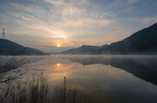 湖水映日