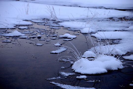 不冻河雪岛