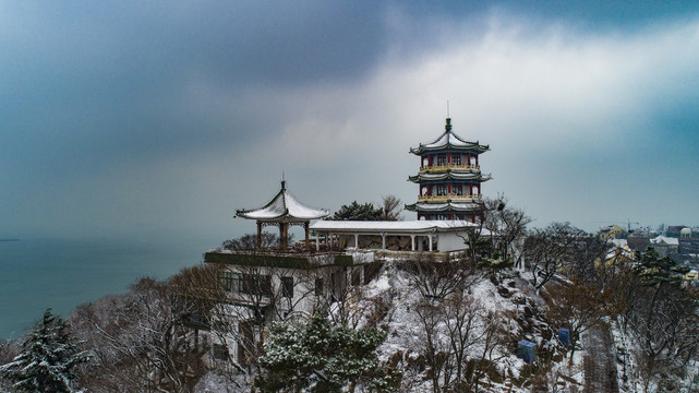 航拍雪后青岛小鱼山