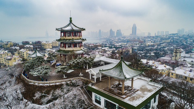 航拍雪后青岛小鱼山