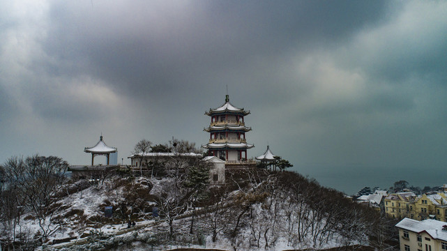 航拍雪后青岛小鱼山