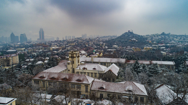 航拍雪后中国海洋大学