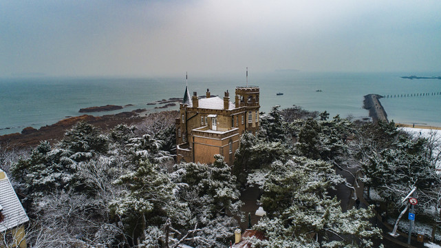 航拍雪后青岛花石楼