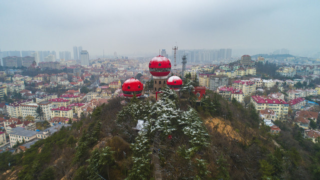 航拍雪后的青岛信号山