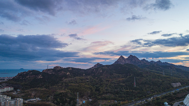 航拍傍晚的青岛浮山