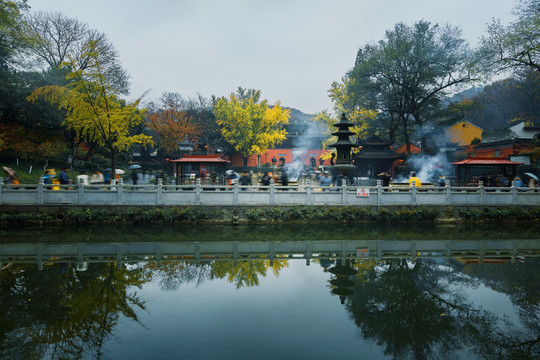 秋雨中的南京栖霞古寺