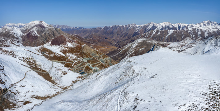 航拍祁连山雪山